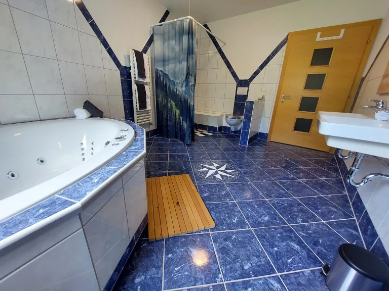 grosses-barrierefreies-badezimmer