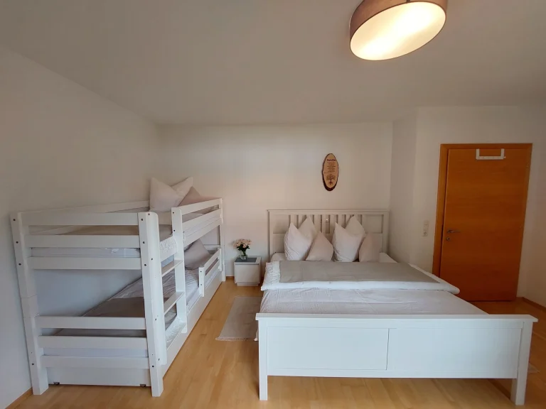 wunderschones-helles-familienzimmer